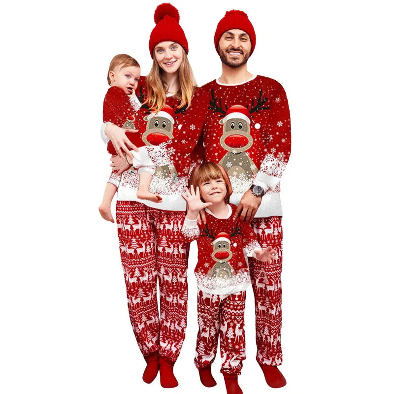 Julpyjamas dam med renmotiv, lös passform och vinterdesign