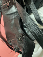 Crossbody väska dam med mjuk form och lång axelrem