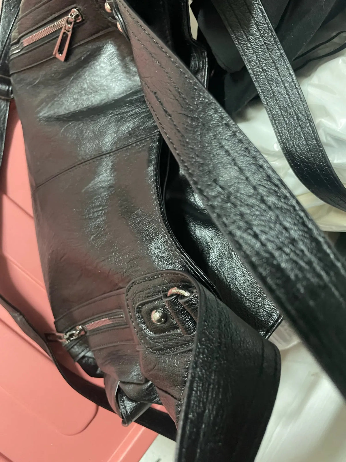 Crossbody väska dam med mjuk form och lång axelrem
