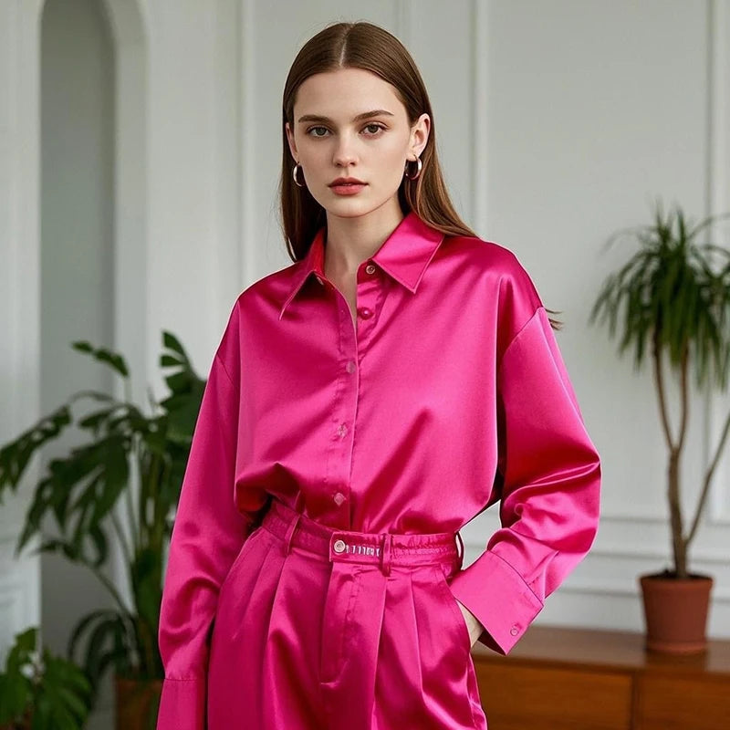 Festblus dam i satin med slimfit passform och basic design