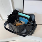 Crossbody väska dam med mjuk form och lång axelrem