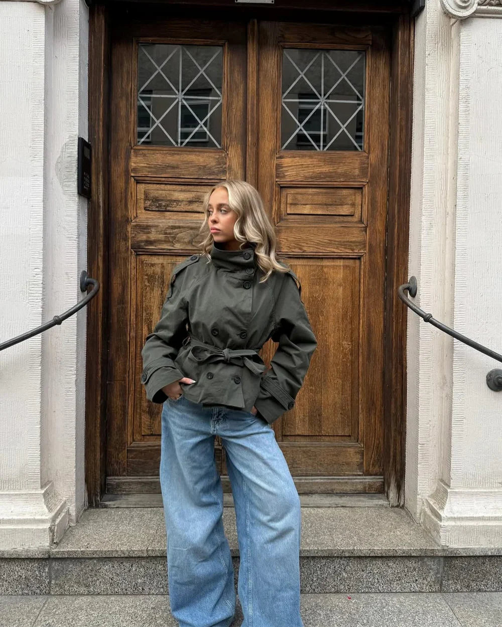 Trenchcoat dam kort med högkragad, knytbälte och fickor