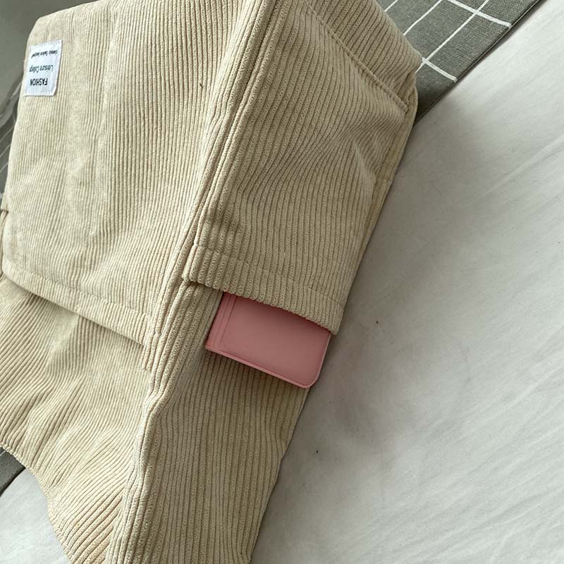 Crossbody väska dam i ribbad manchester med vintage stil och stort huvudfack