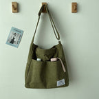Crossbody väska dam i ribbad manchester med vintage stil och stort huvudfack
