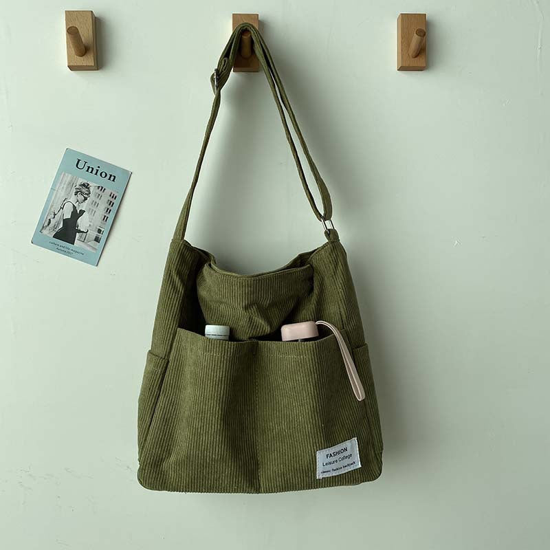 Crossbody väska dam i ribbad manchester med vintage stil och stort huvudfack