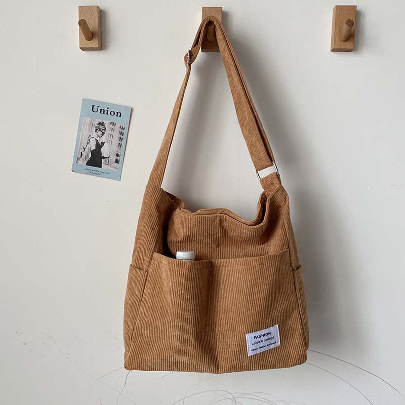 Crossbody väska dam i ribbad manchester med vintage stil och stort huvudfack