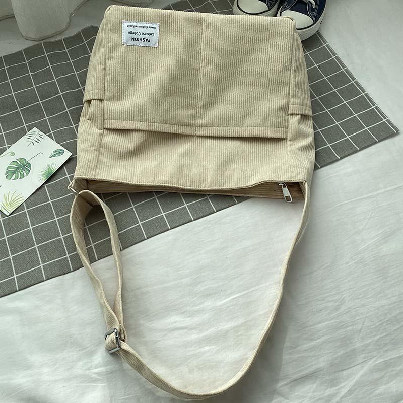 Crossbody väska dam i ribbad manchester med vintage stil och stort huvudfack