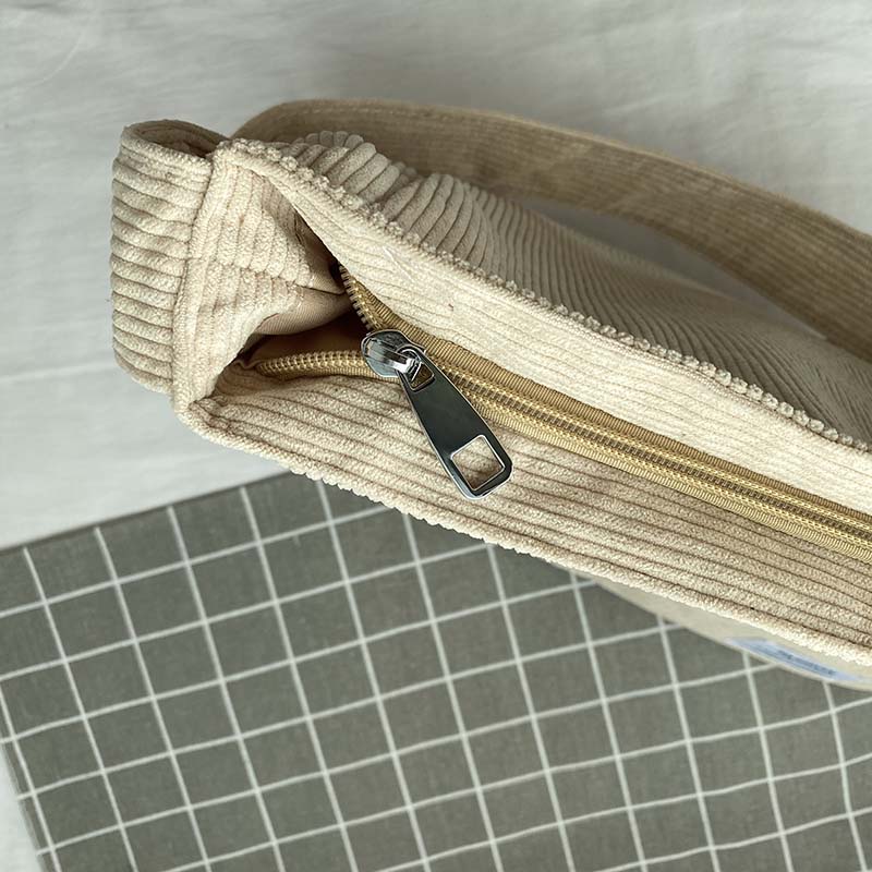 Crossbody väska dam i ribbad manchester med vintage stil och stort huvudfack
