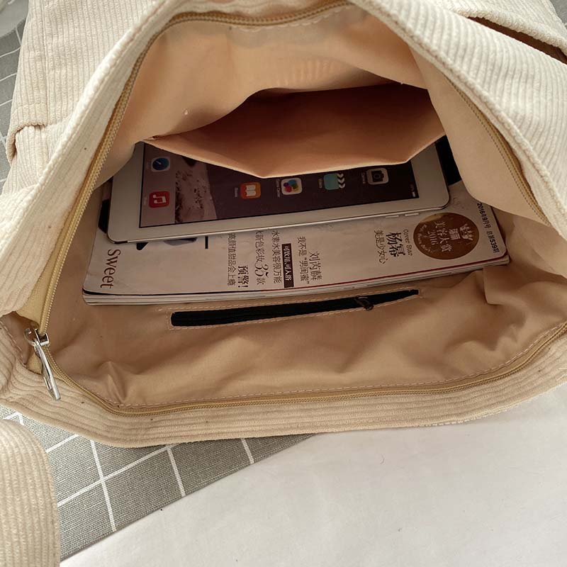Crossbody väska dam i ribbad manchester med vintage stil och stort huvudfack