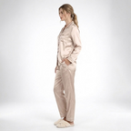 Dam satin pyjamas tvådelad med långärmad skjorta och kragad