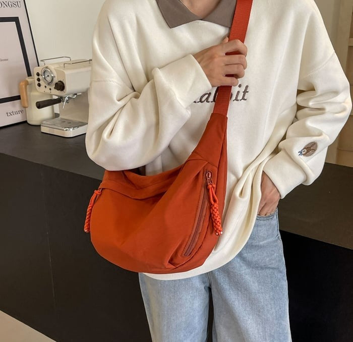 Crossbody väska dam halvmånformad med justerbar axelrem och flerfack