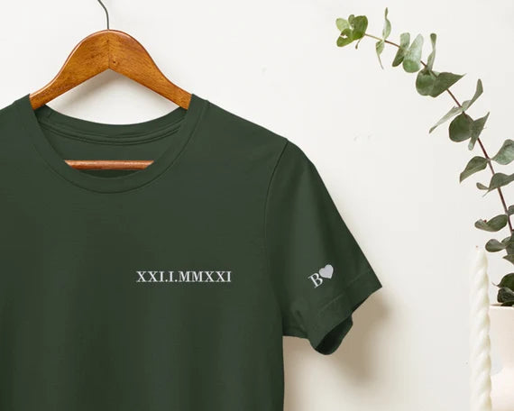 Matchande tröja för par med datum i romerska siffror, broderad detalj