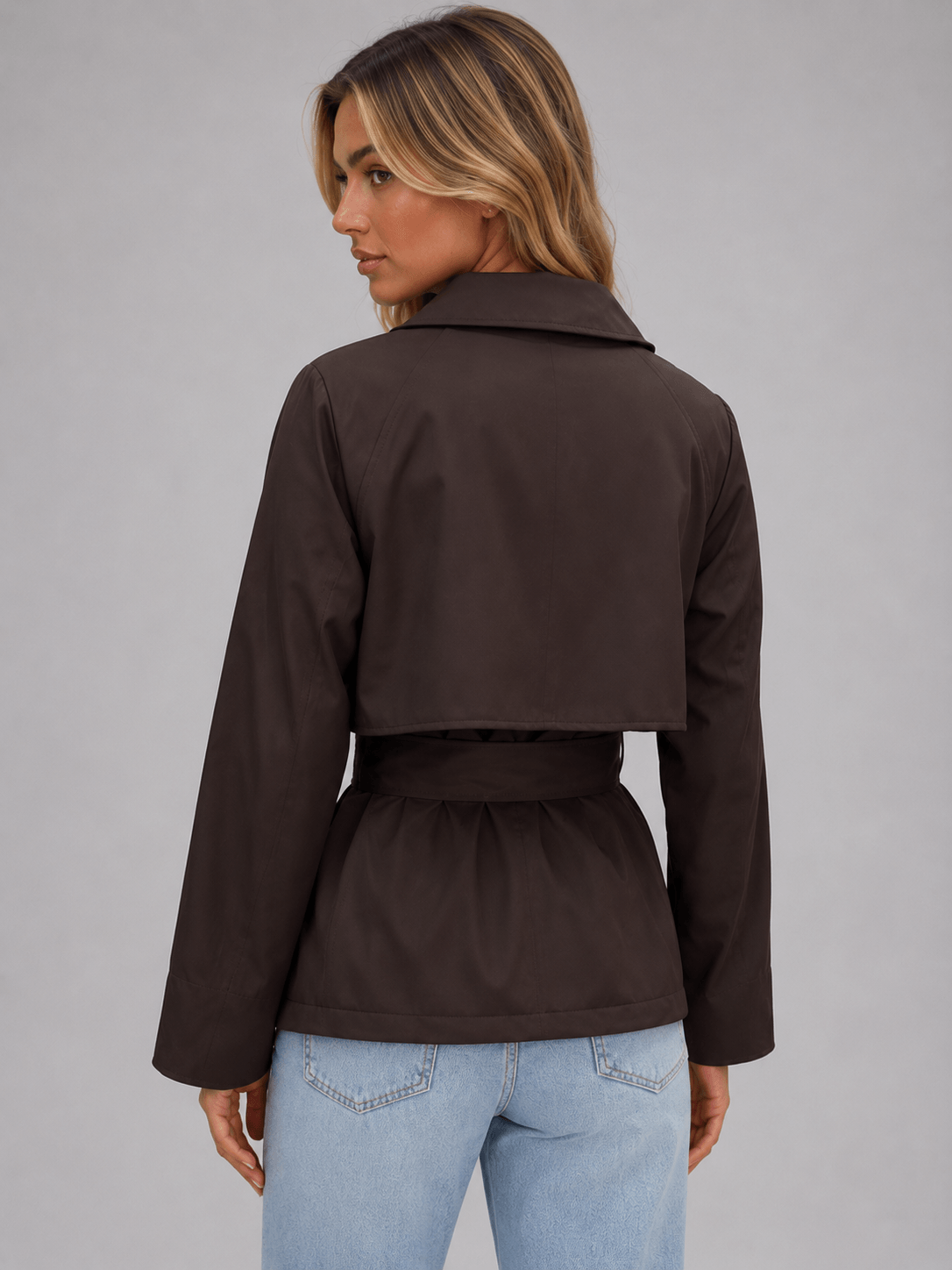 Trenchcoat dam kort med dubbelknäppt front, slagkrage och stormklaff