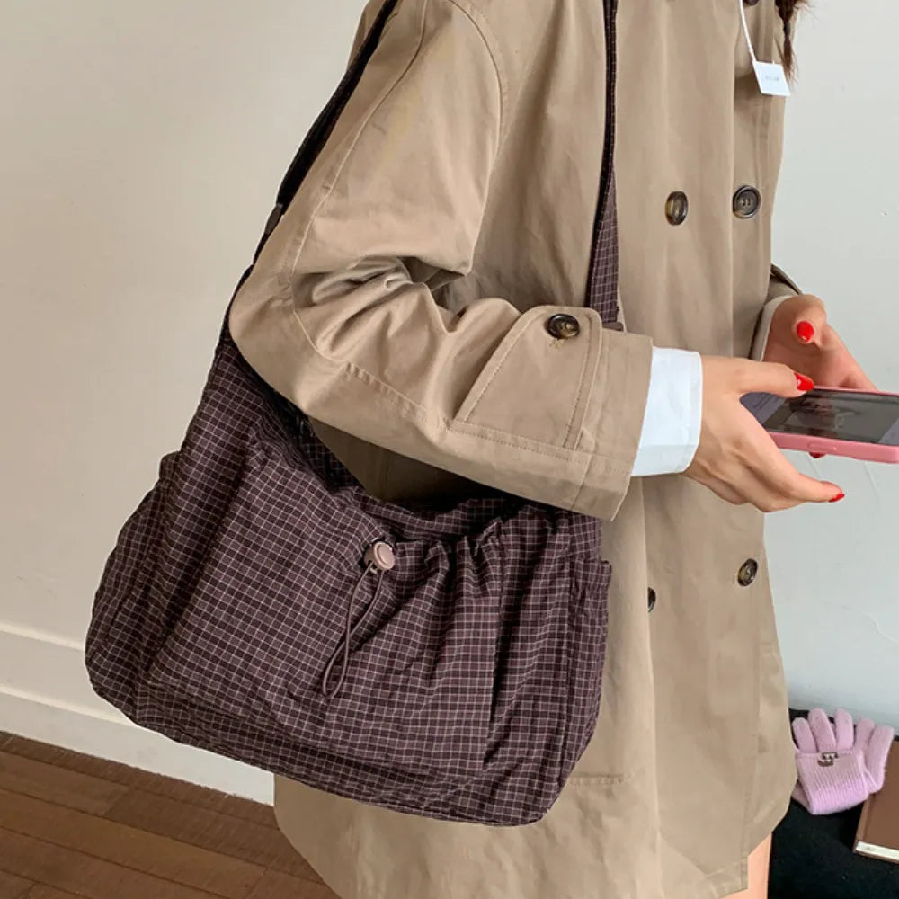 Crossbody väska dam med laptopfack och flera fickor