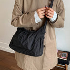 Crossbody väska dam med laptopfack och flera fickor