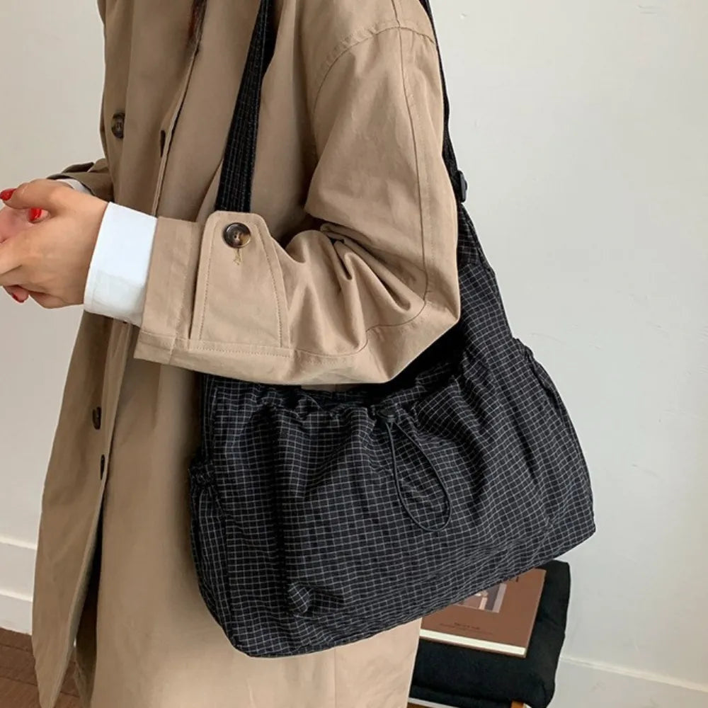 Crossbody väska dam med laptopfack och flera fickor