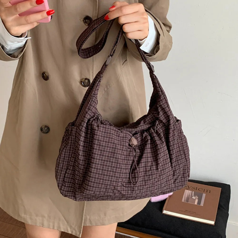 Crossbody väska dam med laptopfack och flera fickor