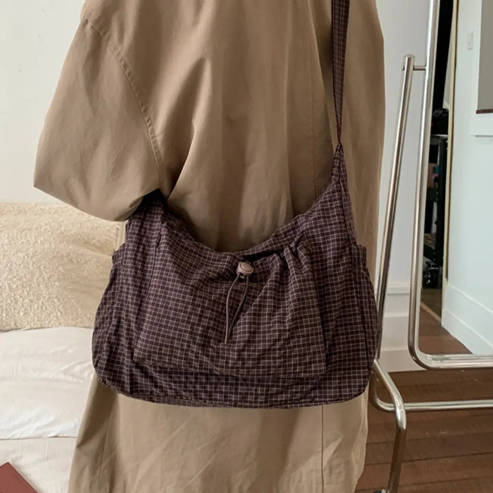 Crossbody väska dam med laptopfack och flera fickor