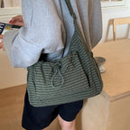 Crossbody väska dam med laptopfack och flera fickor