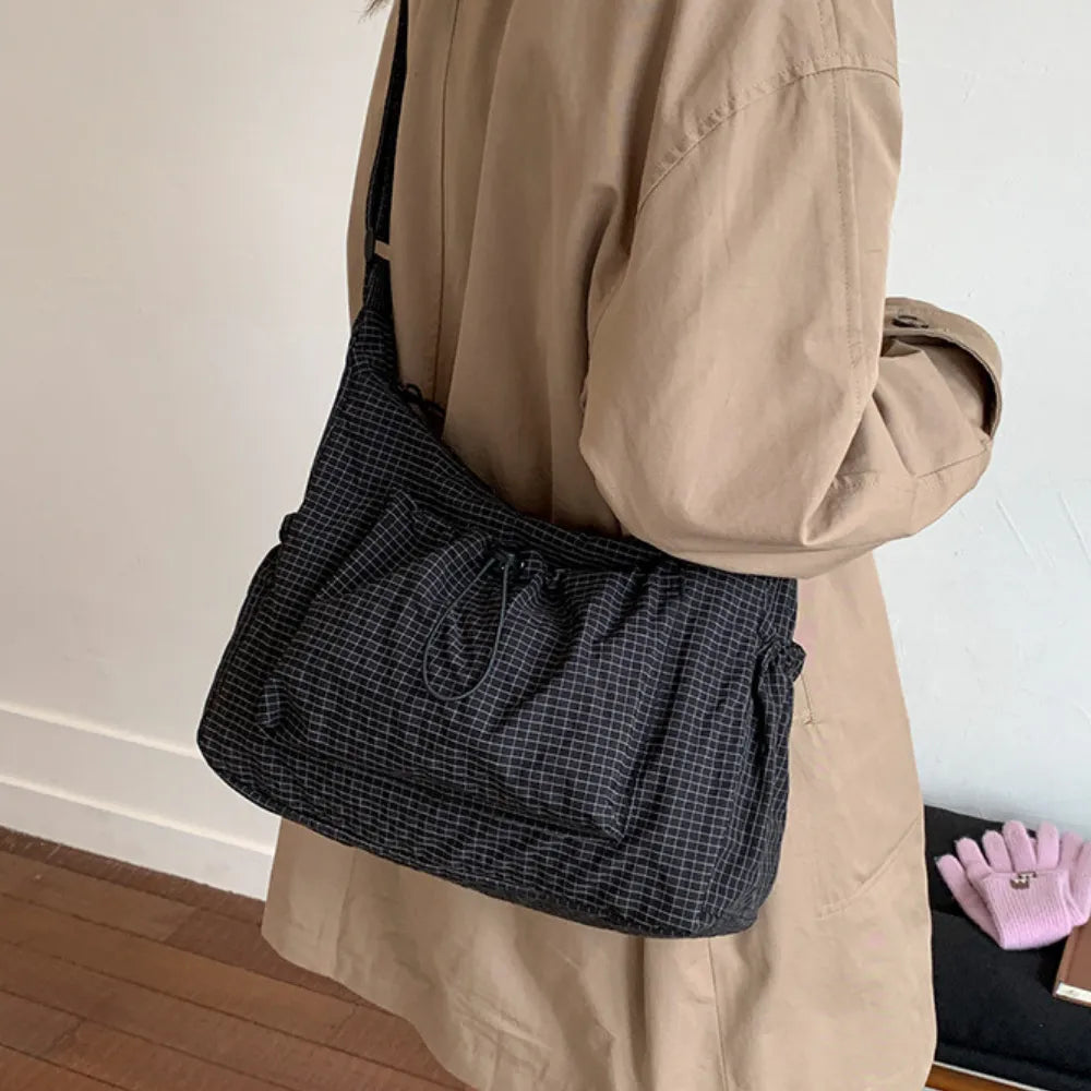 Crossbody väska dam med laptopfack och flera fickor
