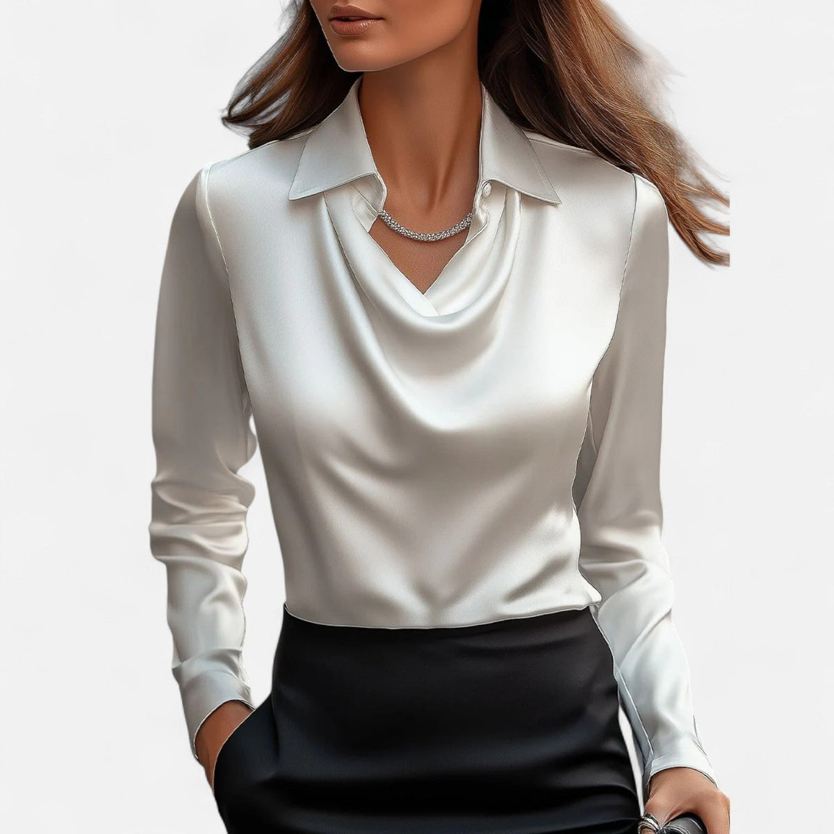 Blus dam i glansig satin med draperad halsringning och långa ärmar