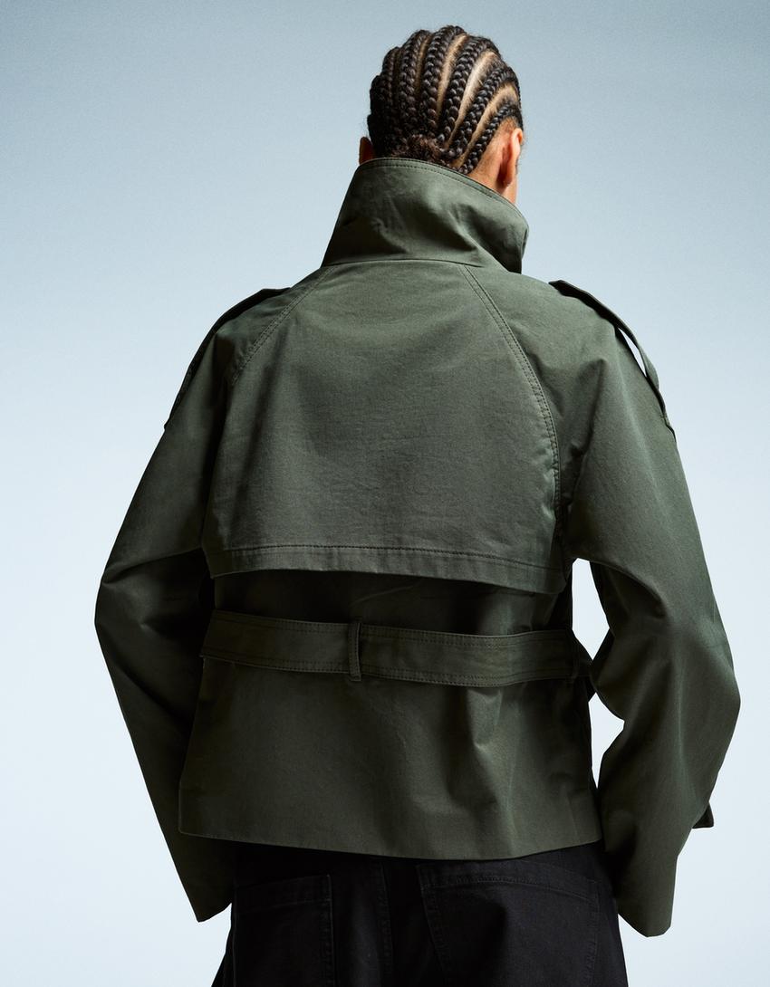 Höstjacka dam kort med hög krage, knappar och militära axelklaffar, lös passform