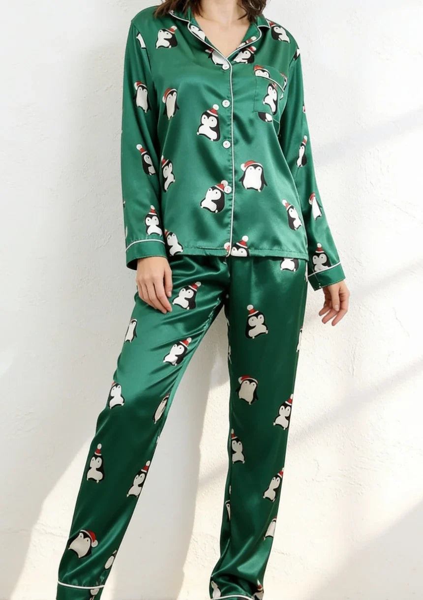 Julpyjamas dam i grön satin med pingvinmönster och långa ärmar