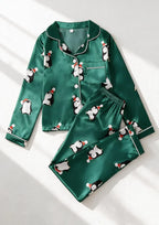 Julpyjamas dam i grön satin med pingvinmönster och långa ärmar