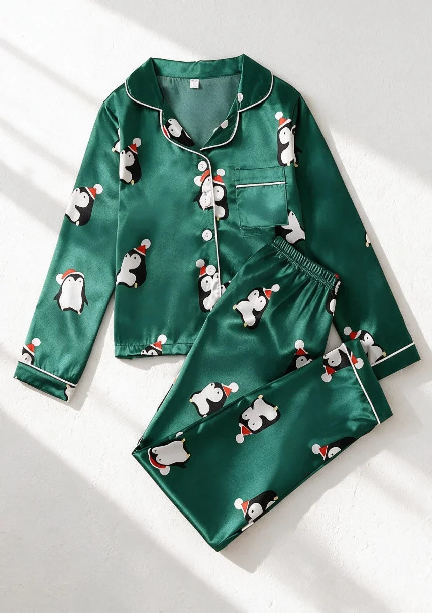 Julpyjamas dam i grön satin med pingvinmönster och långa ärmar