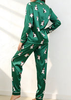 Julpyjamas dam i grön satin med pingvinmönster och långa ärmar