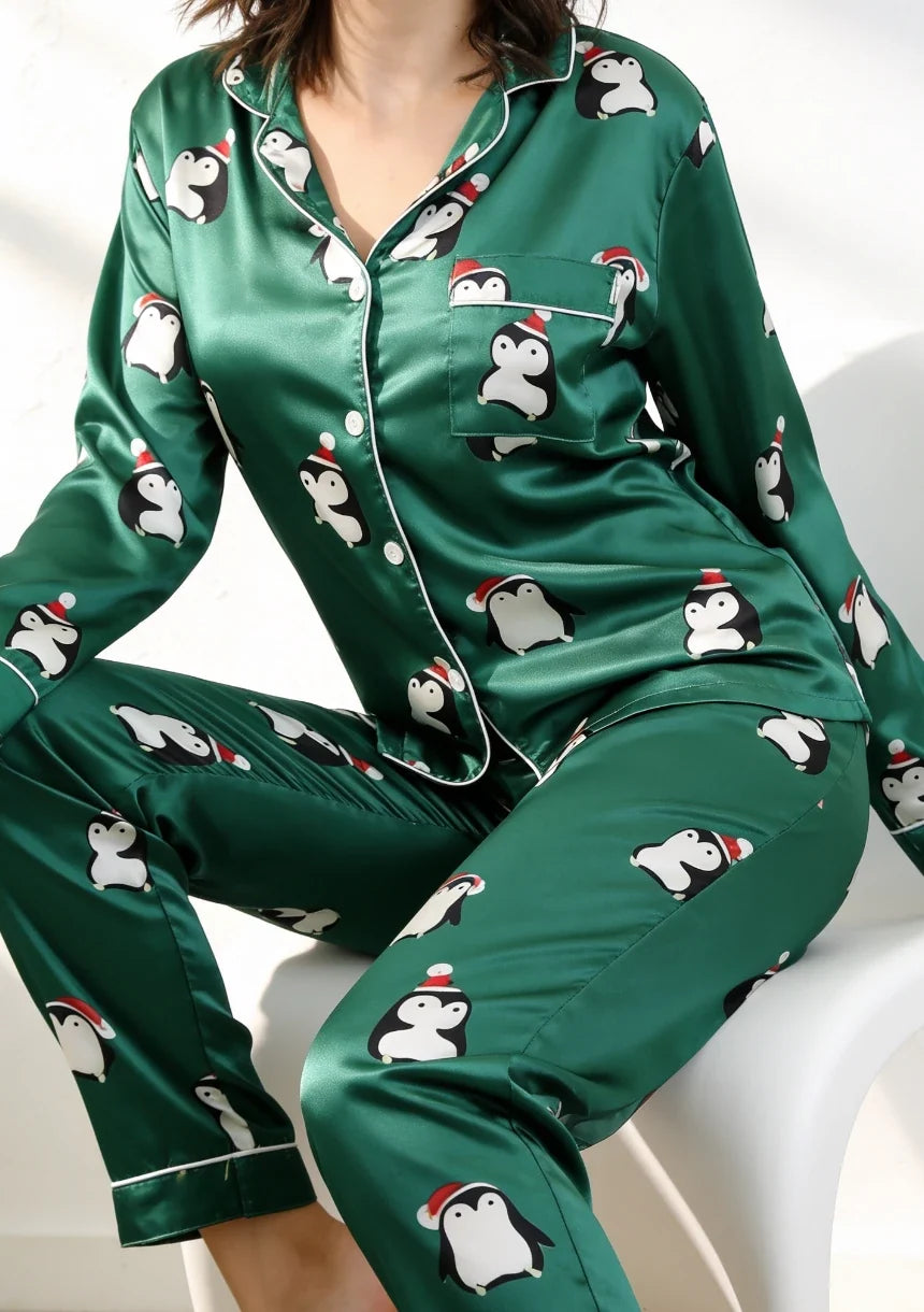 Julpyjamas dam i grön satin med pingvinmönster och långa ärmar