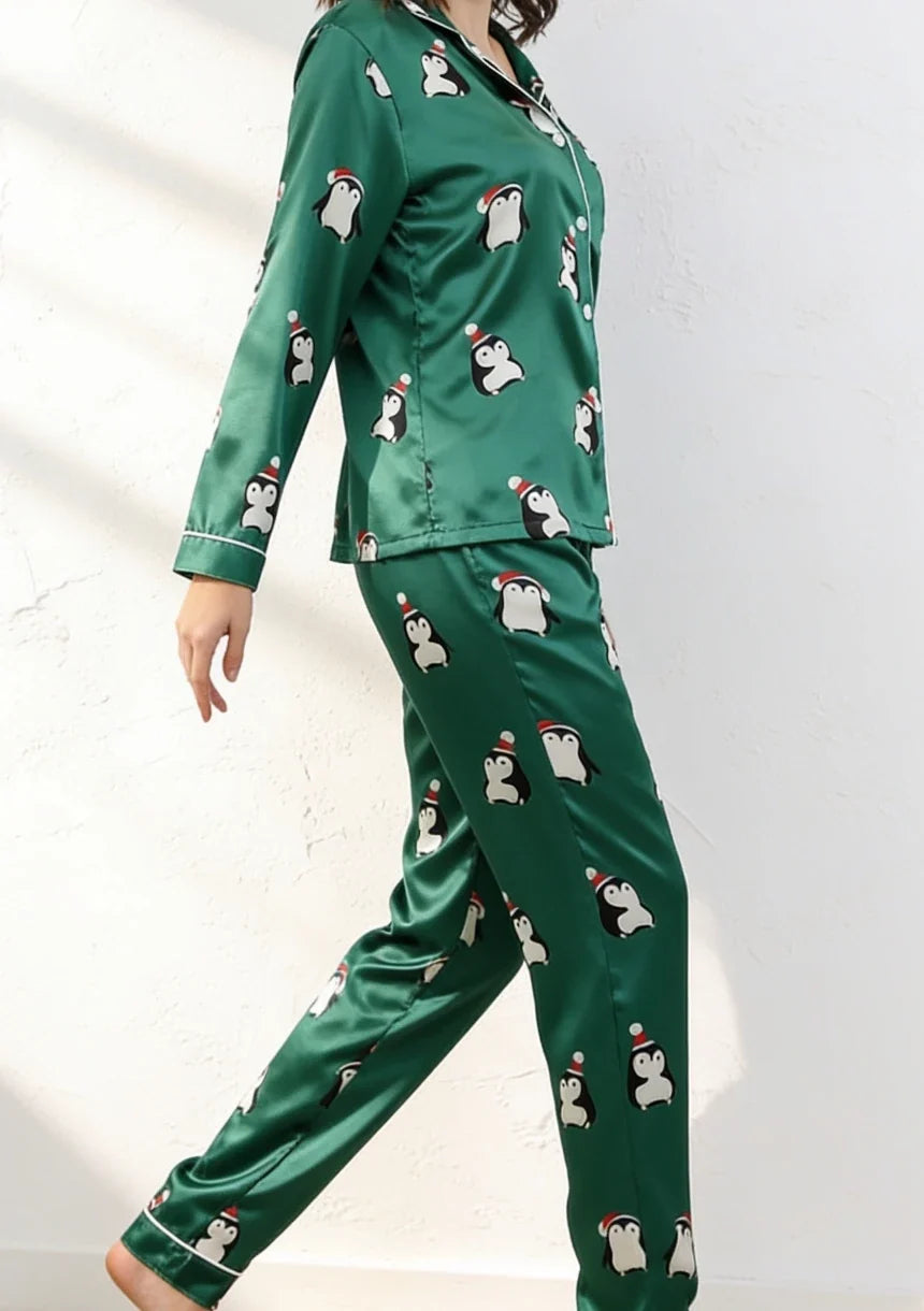 Julpyjamas dam i grön satin med pingvinmönster och långa ärmar