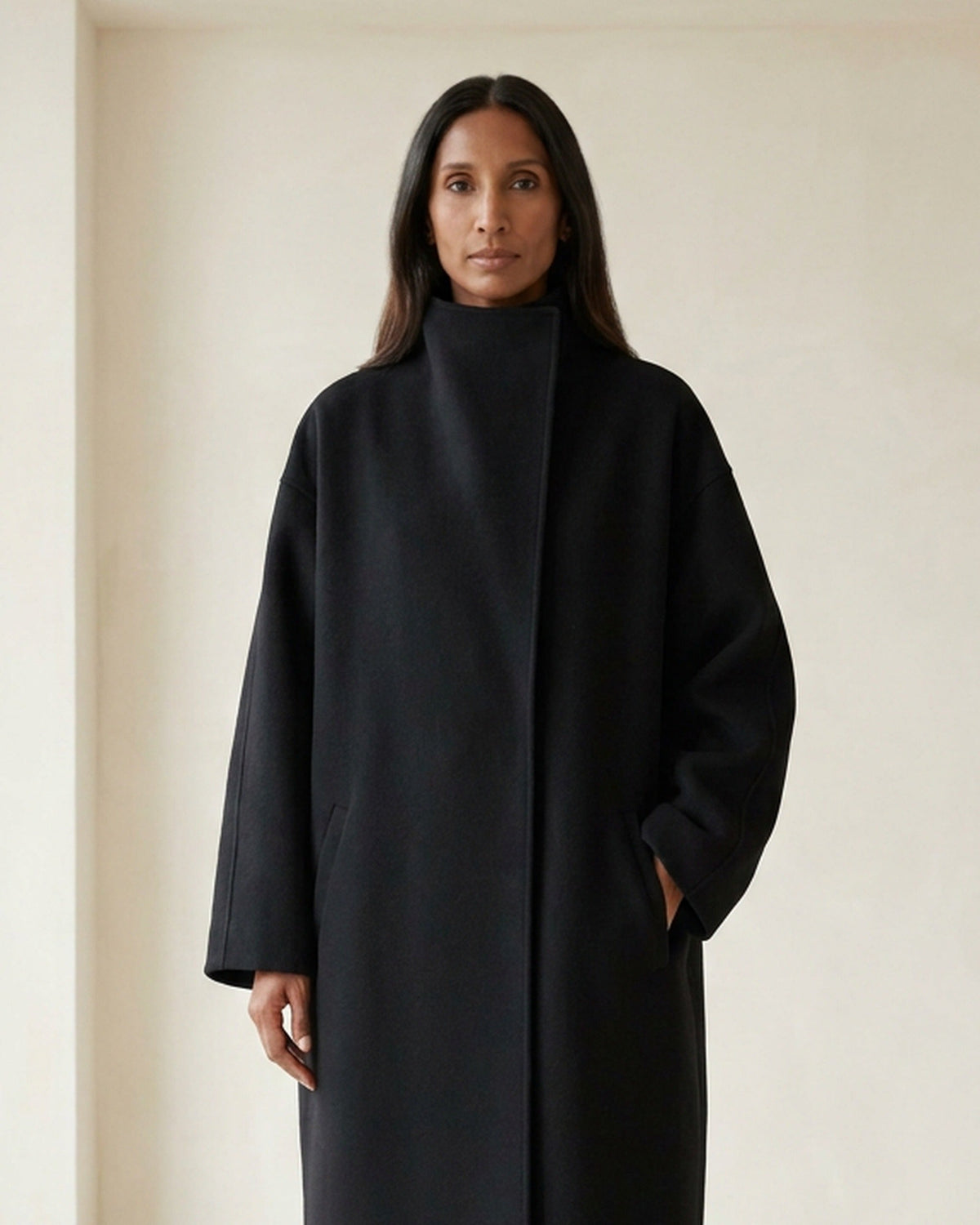 Vinterkappa dam oversized i ullblandning med stående krage, svart