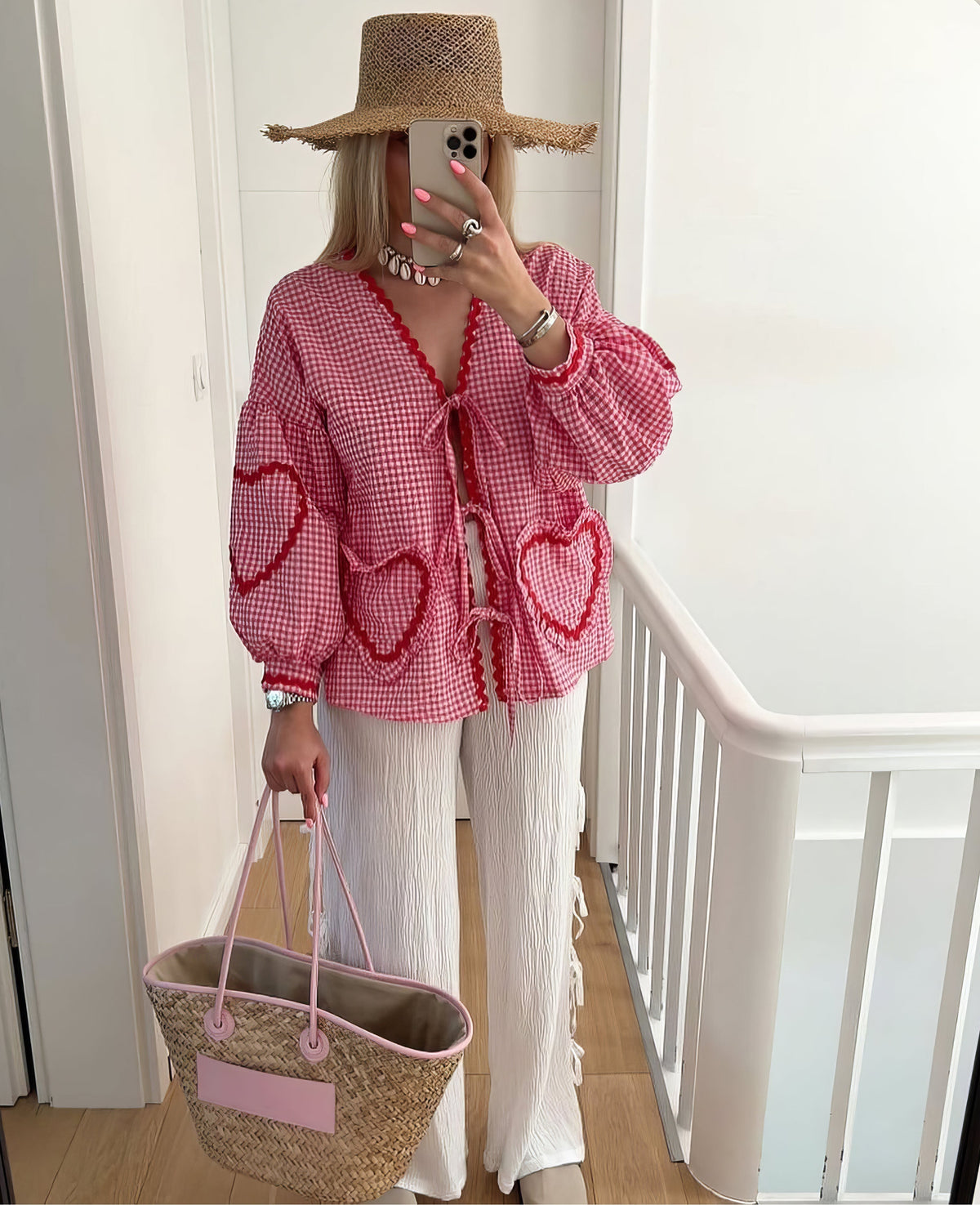 Blus dam med rutigt mönster, volangdetaljer och voluminösa puffärmar